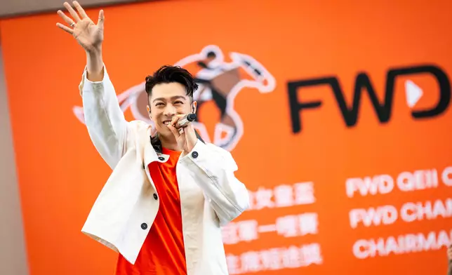 周柏豪首登馬匹亮相圈舞台。