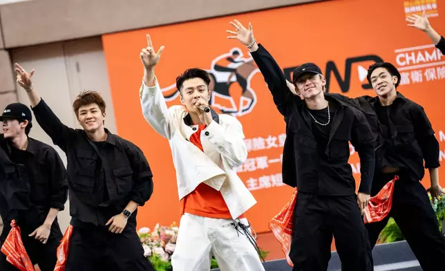 周柏豪經典歌曲帶動全場氣氛。