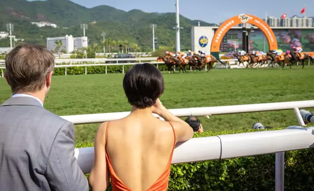 華莎興奮能親身感受香港賽馬氣氛。