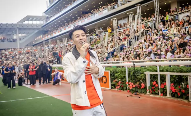 周柏豪首登馬匹亮相圈舞台。