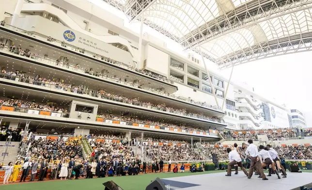 華莎勁歌熱舞為盛事揭幕。