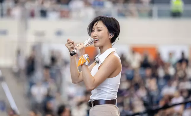 華莎勁歌熱舞為盛事揭幕。