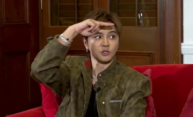 小豬曾被同學箍頸、剪頭髮及用圓規𠝹傷大髀，疤痕仍在。