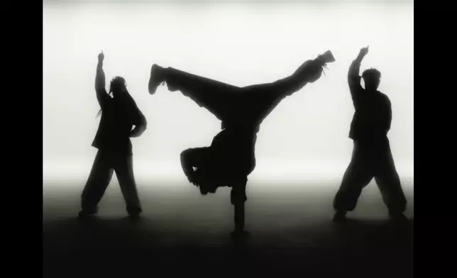 《Love is》充滿90年代末至千禧年代初的復古感。影片截圖