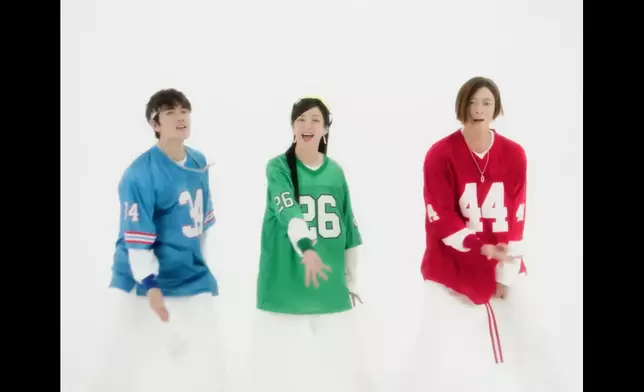 《Love is》充滿90年代末至千禧年代初的復古感。影片截圖