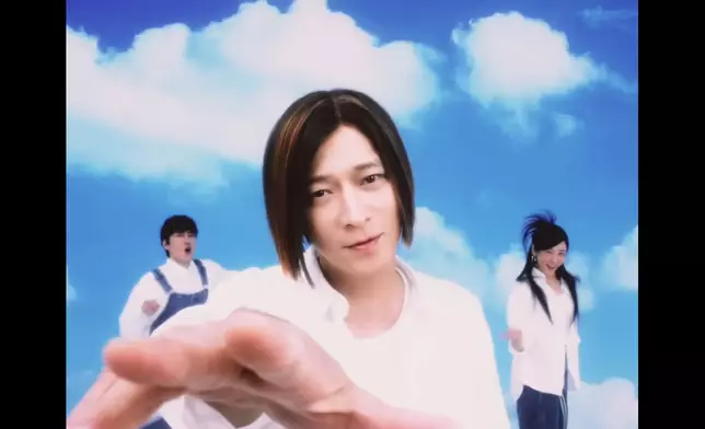 《Love is》充滿90年代末至千禧年代初的復古感。影片截圖