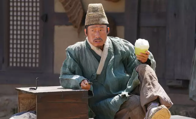 柳海真飾演的村長嚴興道在混亂政局中堅守道義。