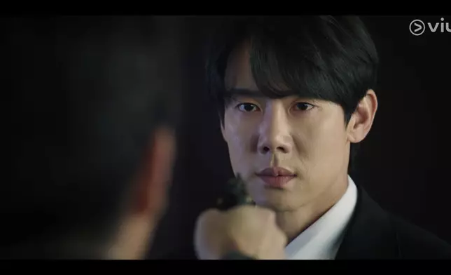 申二朗被趙治勇用槍射中腹部。Viu提供圖片