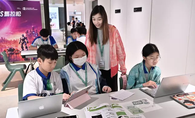 浸會大學學生大使帶領少訊會員討論AI參賽作品。