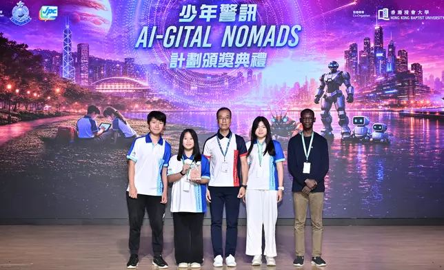 警務處副處長（行動）葉雲龍頒發中學組冠軍。