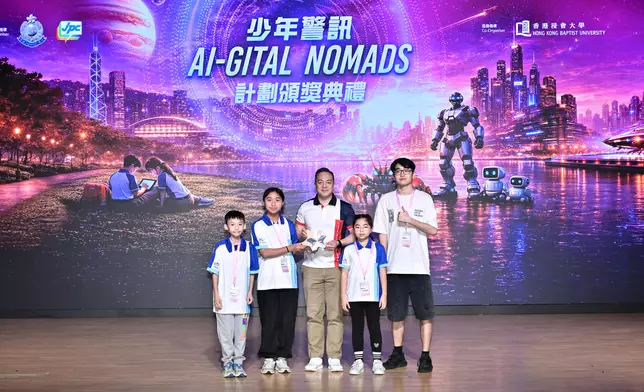 警務處處長周一鳴頒發小學組獎項。