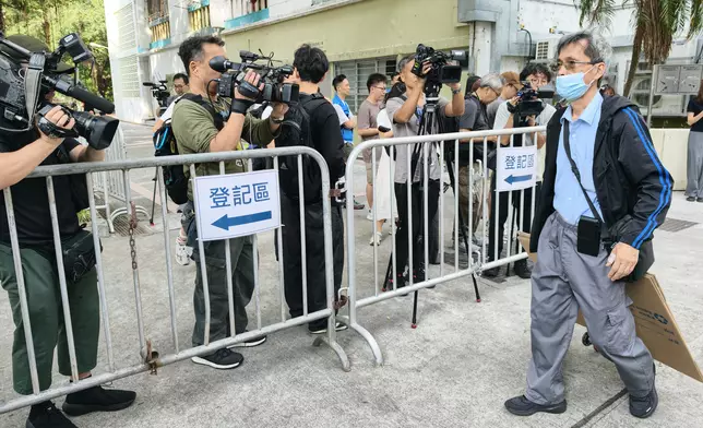宏福苑災民上樓執拾進入第7日，除了宏昌閣居民繼續獲安排上樓執拾，宏道閣居民亦獲安排上樓。巴士的報記者攝