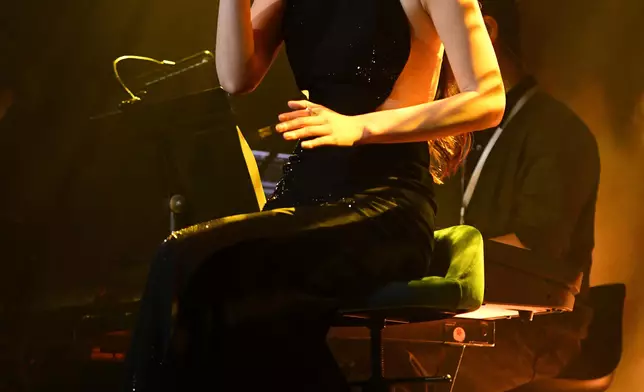 當中更暗藏密碼向偶像張學友致敬。