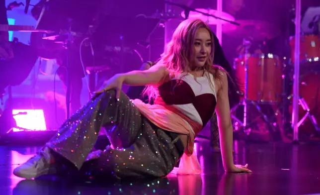 陳瀅穿上火辣性感裝束。