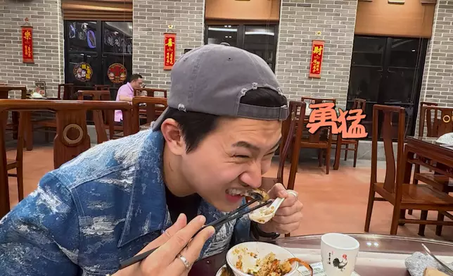 GM真係二話不說就啪入口、就算嚇到「蜈蚣彈」，佢都冇放棄繼續試食。