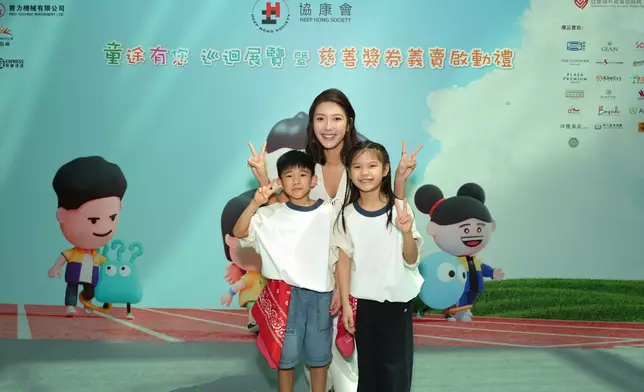 余香凝與學童合照。