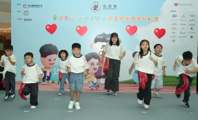 學童帶來活力十足的舞蹈表演。