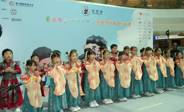 幼稚園學童獻唱。