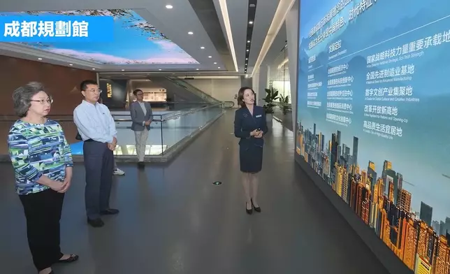 公務員事務局局長楊何蓓茵率領常任秘書長及部門首長赴內地參加國家事務研修班。楊何蓓茵ig視頻截圖