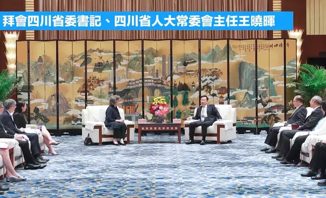 公務員事務局局長楊何蓓茵率領常任秘書長及部門首長赴內地參加國家事務研修班。楊何蓓茵ig視頻截圖