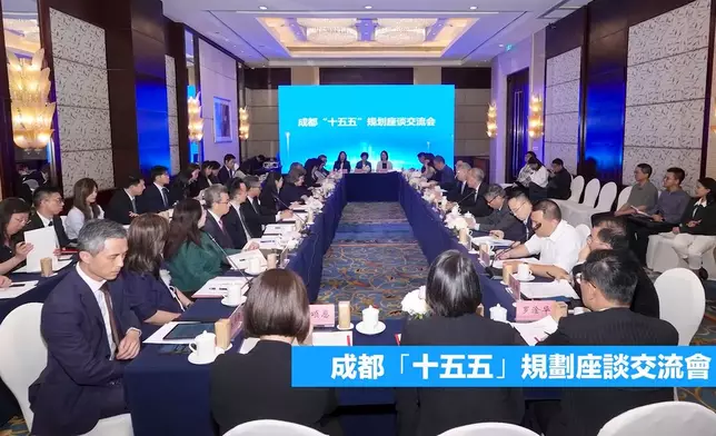 公務員事務局局長楊何蓓茵率領常任秘書長及部門首長赴內地參加國家事務研修班。楊何蓓茵ig視頻截圖