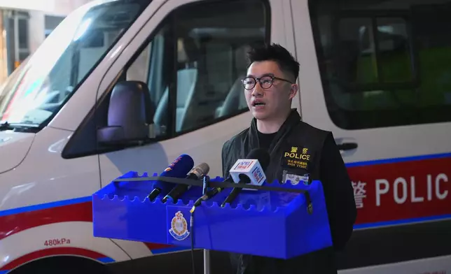 警方油尖警區特別職務隊督察麥啟添向傳媒簡報案情。