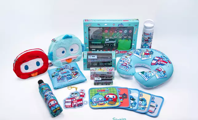 今次九巴仔x Hangyodon聯乘推出多款產品，包括毛絨拉鍊袋、加大版主題八達通咭、聯乘主題開篷巴士模型、頸枕等，聯乘產品將於5月18至26日，在荃灣荃新天地2期九巴期間限定店首次公開發售，愛好者萬勿錯過！