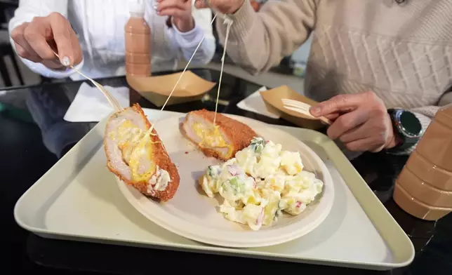 陳師傅帶波波到石峽尾食流心芝士吉列豬扒。