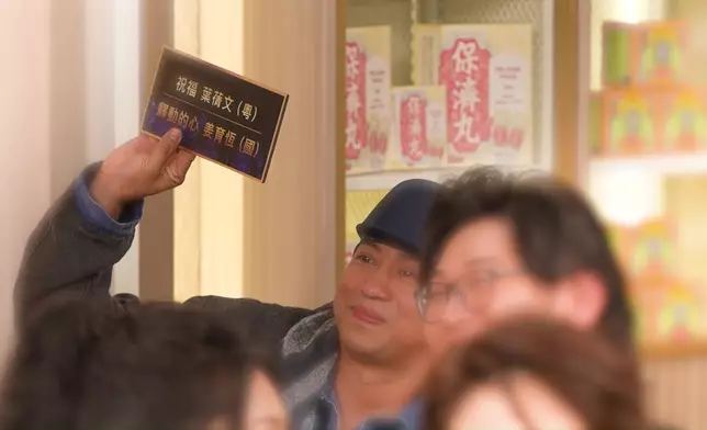 當雲妮知道要跟高巴合唱，即嚇到跌低。