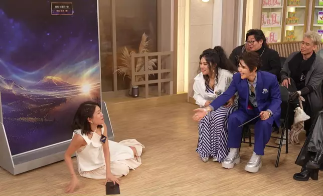 當雲妮知道要跟高巴合唱，即嚇到跌低。