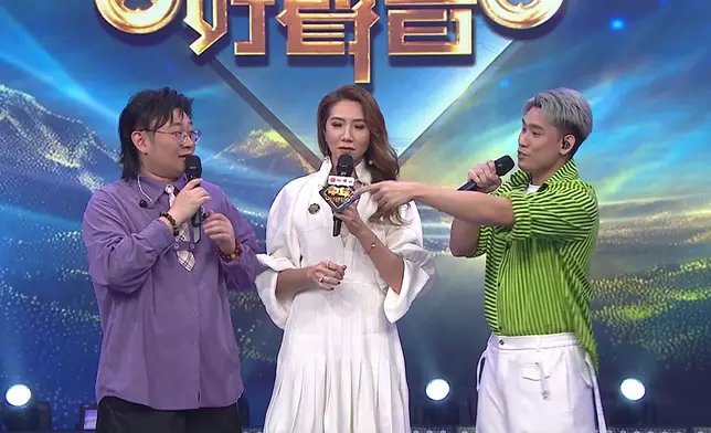 景順解釋與子睿合唱「愛情故事」，不滿Donald老師偷笑。