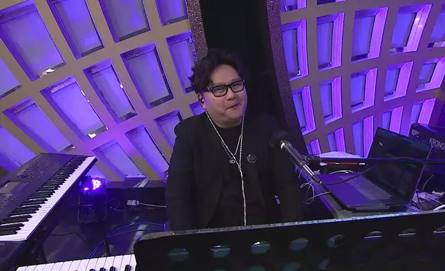 景順解釋與子睿合唱「愛情故事」，不滿Donald老師偷笑。