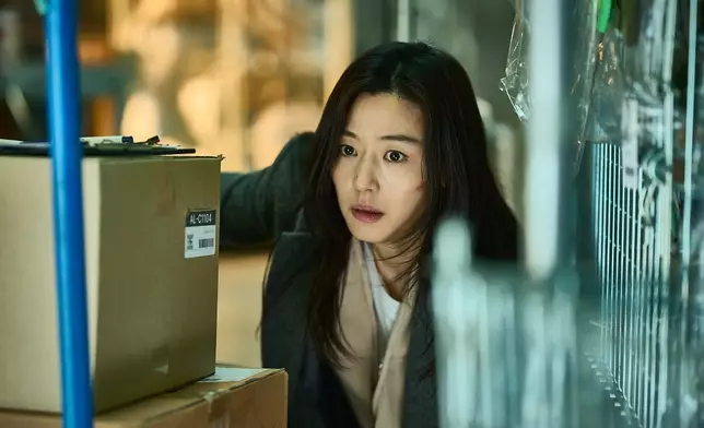 全智賢飾演生物科技專家兼倖存者領袖世正。