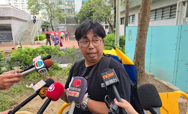 宏福苑舊街坊何先生，今日就幫朋友前來上樓執拾。巴士的報記者攝