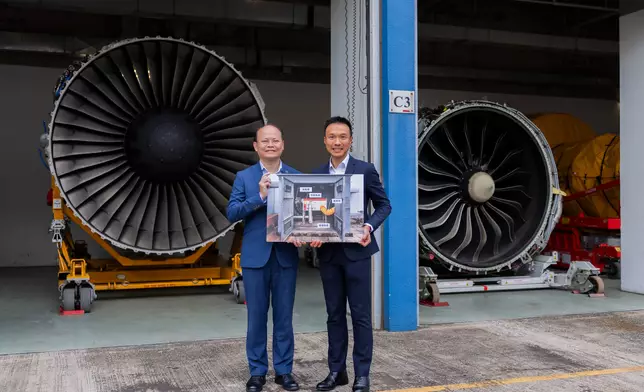 許焯彥（右）及盧志華（左）展示全電除濕系統運作示意圖。