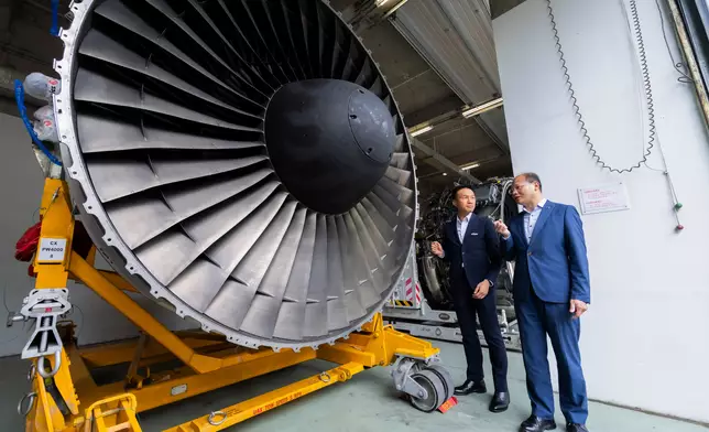 許焯彥（左）及盧志華（右）觀看飛機引擎。