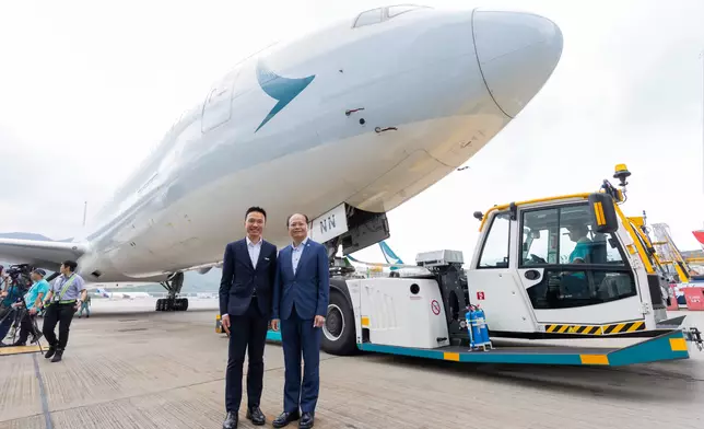 許焯彥（左）及盧志華（右）在飛機專用重型電動拖車前合照。