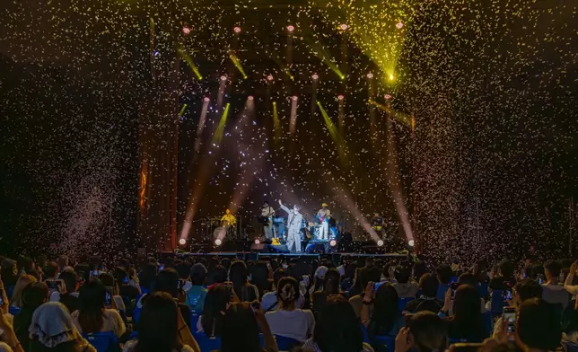 10CM在安可時間再次演繹了Gareth.T湯令山的名曲《用背脊唱情歌》。主辦單位提供圖片