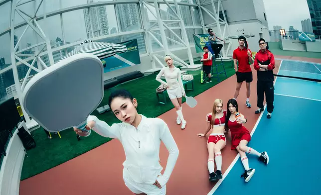 MV獲圈中好友義氣撐場，強尼、ERROR肥仔、關楚耀、VIVA成員ADA及VALC、楊天宇等零酬勞客串，陣容夢幻。