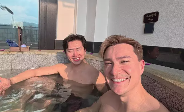 兩位大男孩好尷尬咁，笑咗。