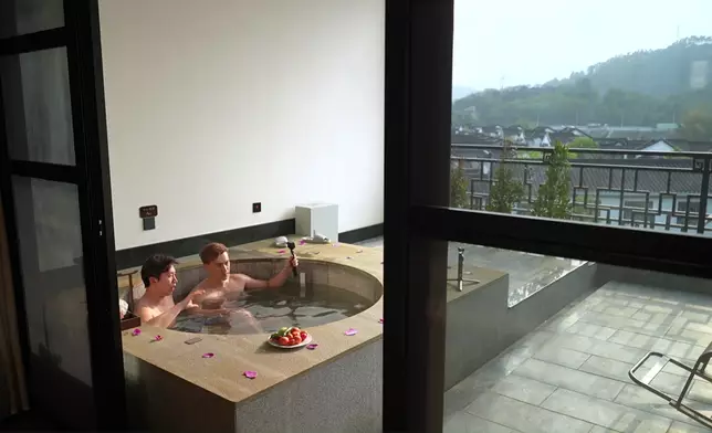 兩位大男孩好尷尬咁，笑咗。