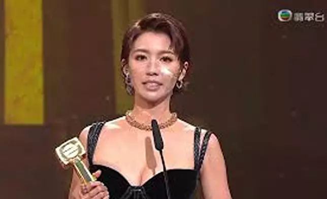 入行 7 年，港姐出身的蔡思貝首憑《踩過界II》哨牙女師爺癲姐封視后