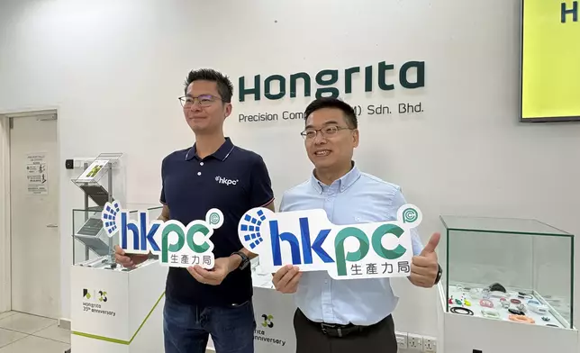 生產力局機械人及人工智能部總經理馮國輝（左）與鴻利達控股行政總裁特助梁秉然（右）合影，雙方合作DMS有效提升了企業經營效益和市場競爭力。巴士的報記者攝