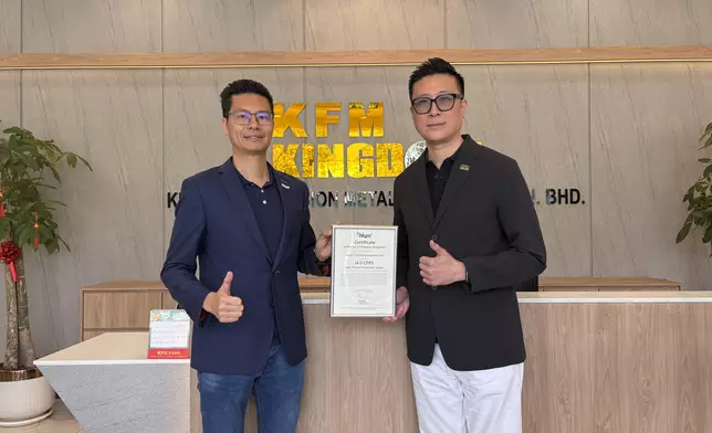香港生產力局機械人及人工智能部總經理馮國輝（左）代表生產力局向金德控股首席營運官孫暉銓（右）頒發「工業4.0成熟度認證證書」，以認可金德集團廣東工廠達到「工業4.0」中信息物理生產系統水平。巴士的報記者攝