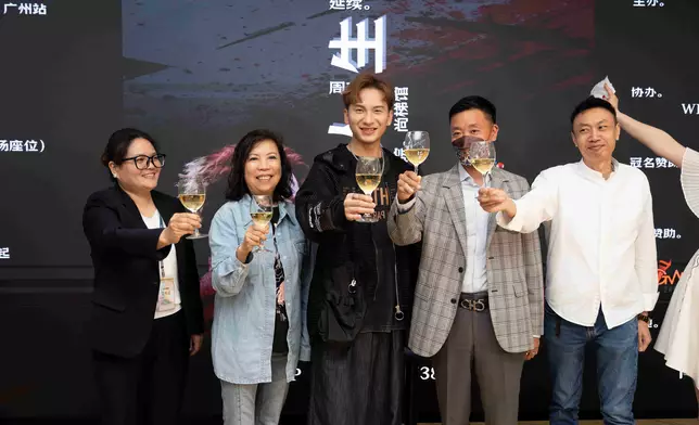 與主辦、協辦祝酒儀式。