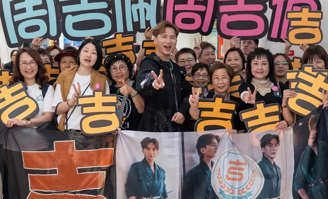 周吉佩與專程到廣州撐場的香港粉絲大合照。