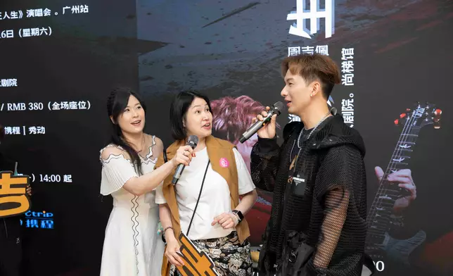 周吉佩與fans玩遊戲。