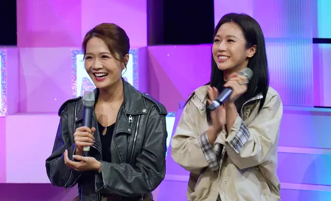 佢嘅應援團係梁敏巧（左）同何沛珈。