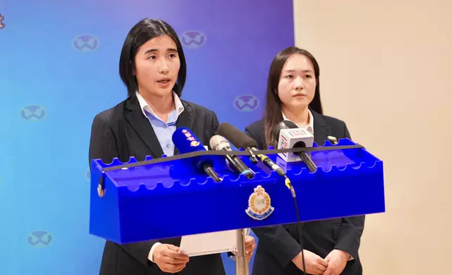 警方荃灣警區重案組第一隊高級督察謝宛儒（左），以及情報組高級督察張穎然（右）向傳媒簡報案情。