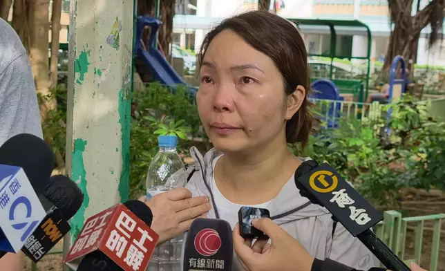 住宏泰閣中層的朱太。巴士的報記者攝